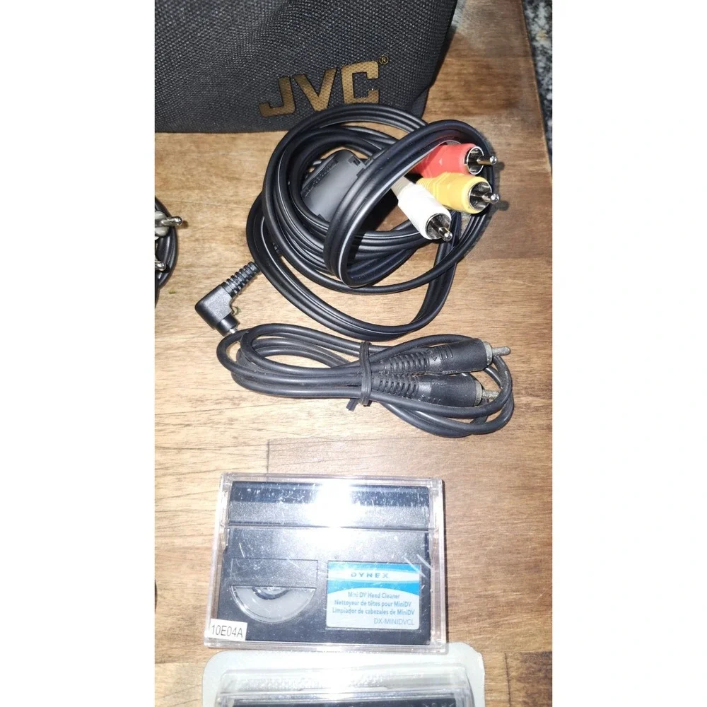 JVC GR-DVL805U Camcorder Silver W/ BATTERIES, CASE, CHARGER & Cords WORKS